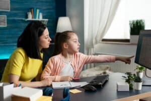 אמא מלמדת את הבת שלה במחשב