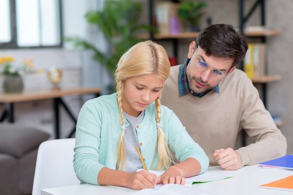 אב עוזר לבתו להכין שיעורי בית